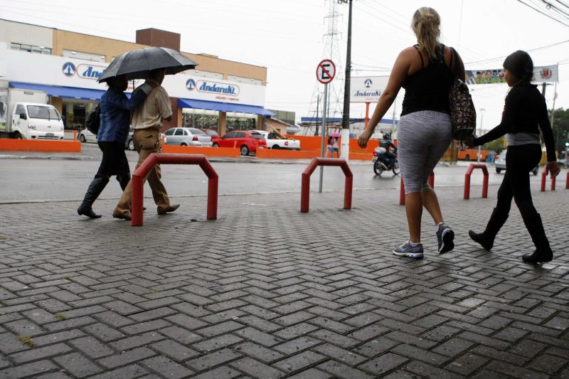 Rua do bairro Sítio Cercado, na zona Sul: plano é que carros deem lugar aos pedestres, assim como ocorreu na Rua XV | Henry Milleo/ Gazeta do Povo
