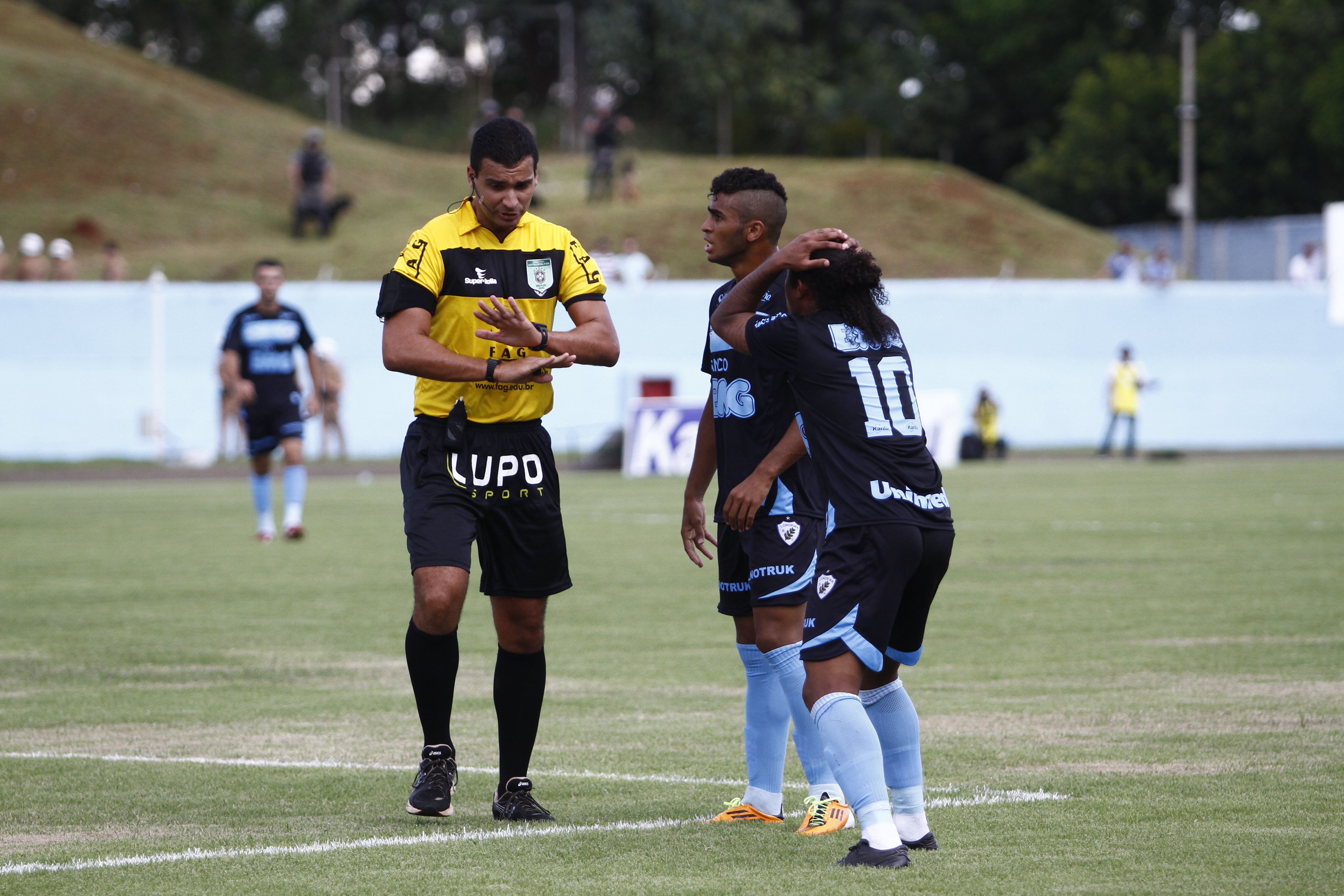 Felipe Gomes da Silva volta a apitar neste domigo, após a polêmica no Estádio do Café | Roberto Custódio/ Jornal de Londrina
