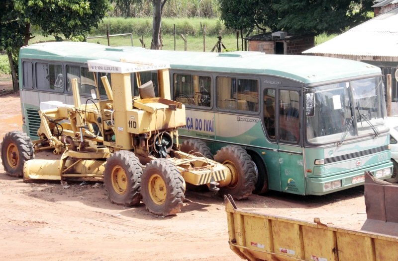 Máquinas e ônibus da prefeitura de Nova Aliança do Ivaí: com R$ 6,9 milhões anuais, é o município com menor orçamento no Paraná | Paulo Matias/ Gazeta do Povo