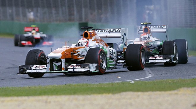 Paul Di Resta frita pneus na frente de Adrian Sutil. Force India foi uma das surpresas positivas na Austrália | 