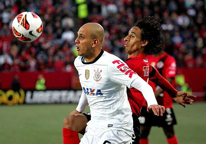 Fábio Santos divide a bola com Arce, do Tijuana: Corinthias estaciona nos quatro pontos no grupo 5 da Libertadores | Alejandro Zepeda / EFE