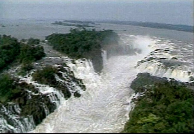 As Sete Quedas antes de serem submersas, em 1982 |