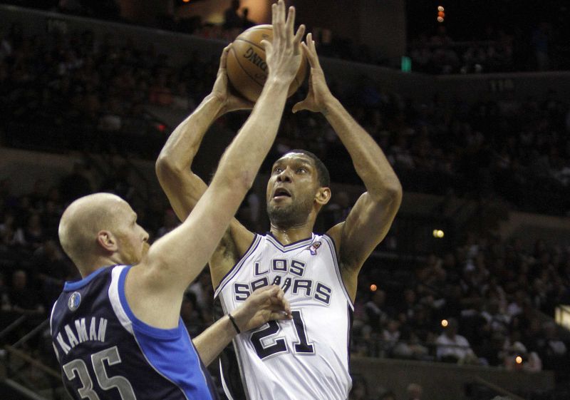 Tim Duncan tenta a jogada marcado por Chris Kaman na vitória do Spurs sobre o Mavericks | Joe Mitchell / Reuters