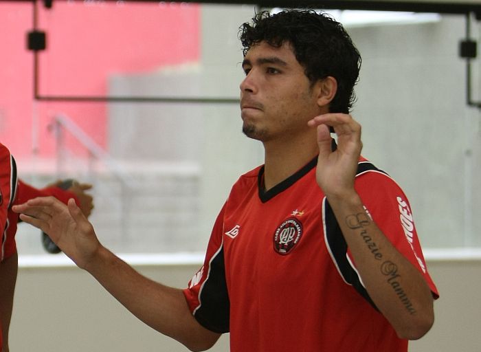 Zezinho está fora do jogo com o Nacional por ter levado o terceiro cartão amarelo | Aniele Nascimento / Gazeta do Povo