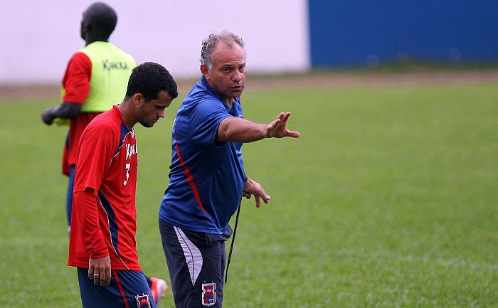 Toninho Cecílio e Rubinho conversaram com o elenco sobre a polêmica declaração do meia após empate com o Operário | André Rodrigues / Gazeta do Povo