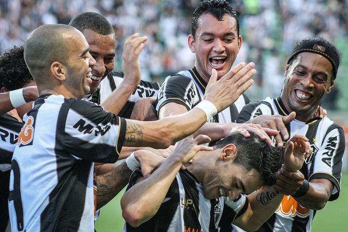 Josué é batizado pelos companheiros de clube. Volante estreou com gol, na vitória do Galo sobre o Tupi | Bruno Cantini/Divulgação