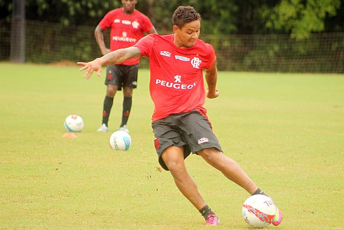 Mesmo ainda sem ritmo de jogo, Carlos Eduardo deve ser escalado no Flamengo no clássico com o Botafogo | Maurício Val / VIPCOMM