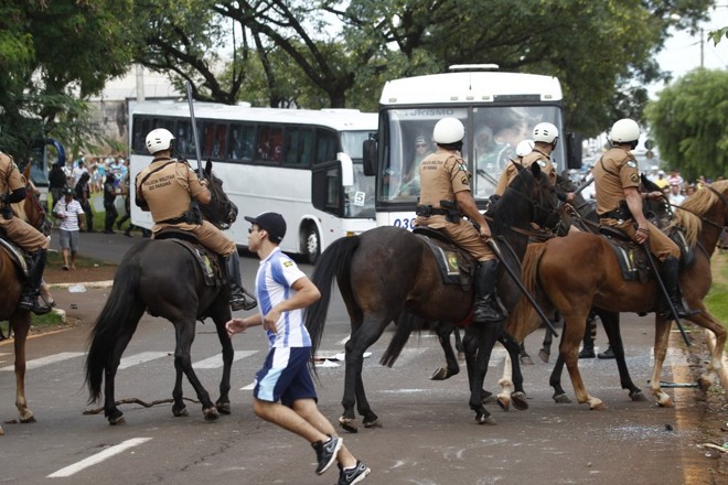 Polícia Militar teve de intervir na confusão entre as torcidas do Londrina e Coritiba |