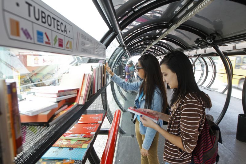 Acervos contam com obras de escritores renomados e livros cobrados no vestibular | Daniel Castellano/Gazeta do Povo