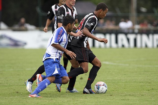 Hernani conduz a bola na vitória do Atlético sobre o Nacional |