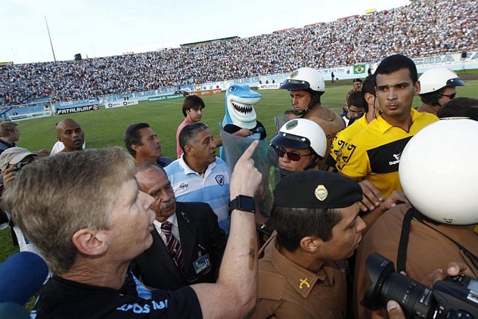 Gestor do Londrina, Sérgio Malucelli reclama com o árbitro Felipe Gomes da Silva após a vitória do Coritiba | Daniel Castellano / Gazeta do Povo