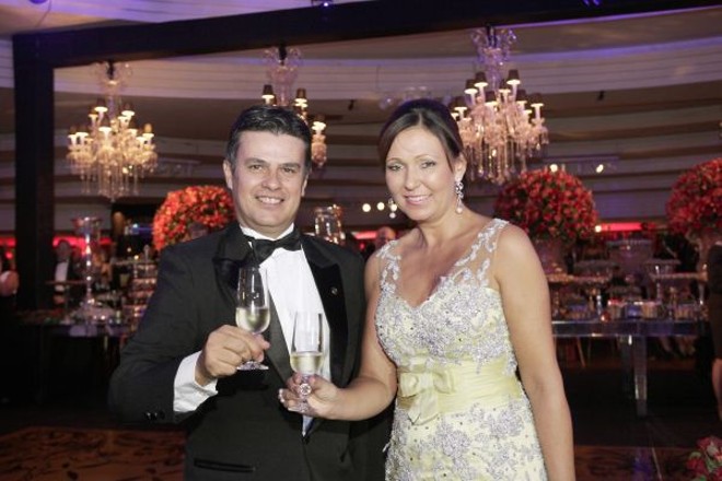 O presidente Joaquim Miró e Maria Cristina brindam os 131 anos do Clube Curitibano em comemoração memorável |