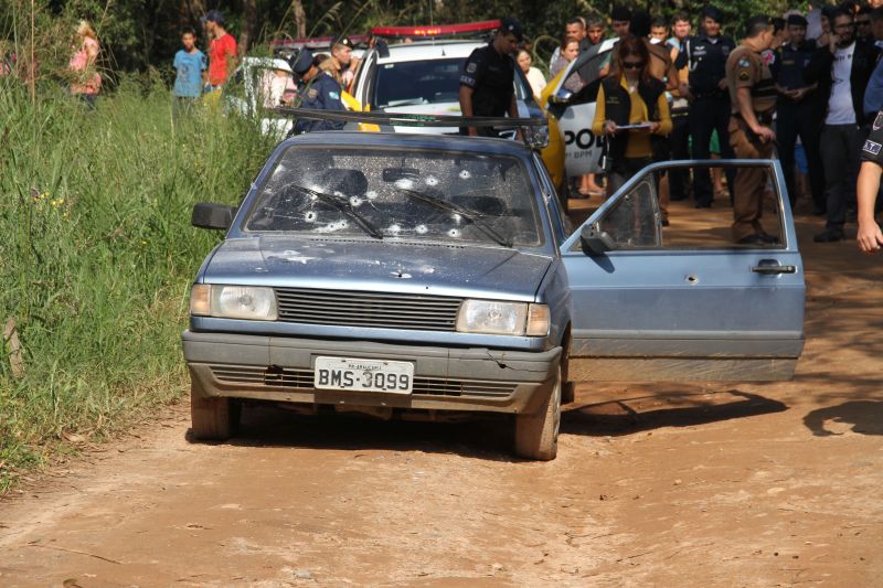 Carro onde estavam as vítimas tem várias marcas de tiros | Gerson Klaina/Tribuna