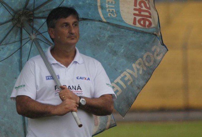 Paulo César da Costa, o Paulinho, é o treinador dos irmãos Fidelis na Fundação de Esportes de Campo Mourão (Fecam) |