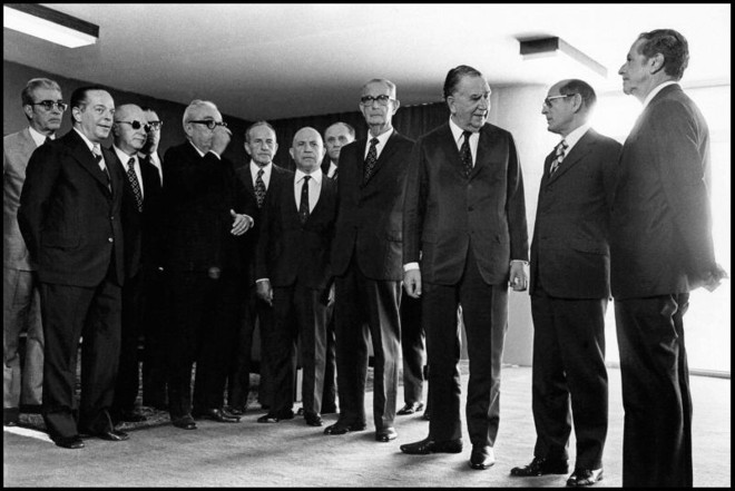 O presidente militar Emilio Garrastazu Médici (3º da esquerda para a direita) |