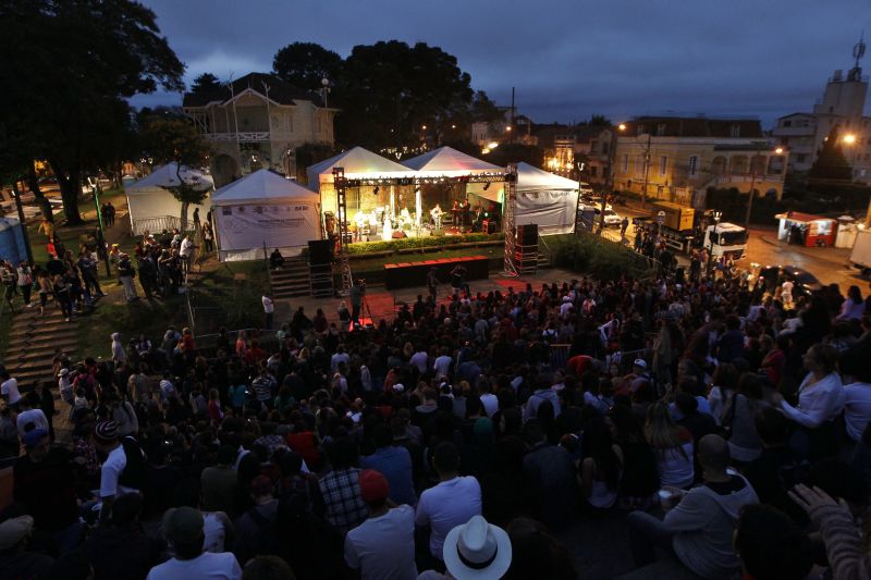 Público acompanha shows nas ruínas de São Francisco | Daniel Castellano/Agência de Notícias Gazeta do Povo