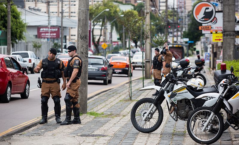 Policiais nas ruas de Curitiba neste sábado (9): terceira edição da Operação Nhapecani | Brunno Covello / Agência de Notícias Gazeta do Povo