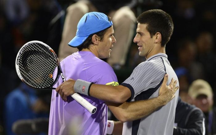 Tommy Haas (esquerda) cumprimenta Novak Djokovic após vencê-lo em Miami | Rhona Wise / EFE