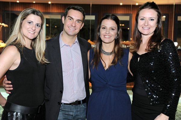 Os arquitetos Leonardo Müller e Luize Bussi (ao centro) assinam a vitrine da Artefacto, inaugurada com coquetel na última quinta-feira. Com a dupla na foto, Jordana Fraga (à esq.), gerente de mercado, e a gerente da loja, Ingrid Moskalewski | Divulgação
