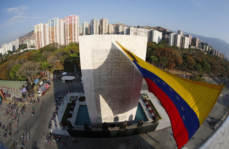 Academia Militar da Venezuela, com bandeira gigante do país, continua recebendo visita de simpatizantes de Hugo Chávez que querem dar adeus ao ex-líder | Jorge Silva/Reuters