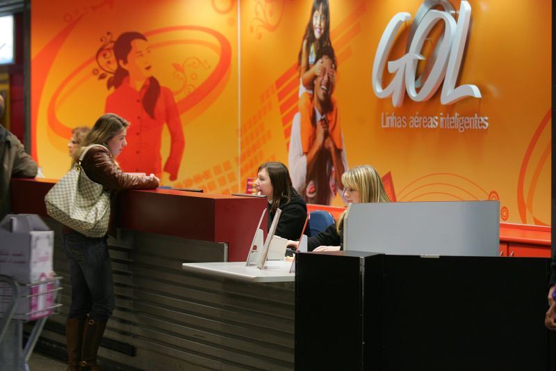 Se o passageiro chegar em até seis horas antes do voo, remarcará o voo sem taxa. A alteração pode ser feita nos balcões ou nas máquinas de autoatendimento | Ivonaldo Alexandre / Agência de Notícias Gazeta do Povo