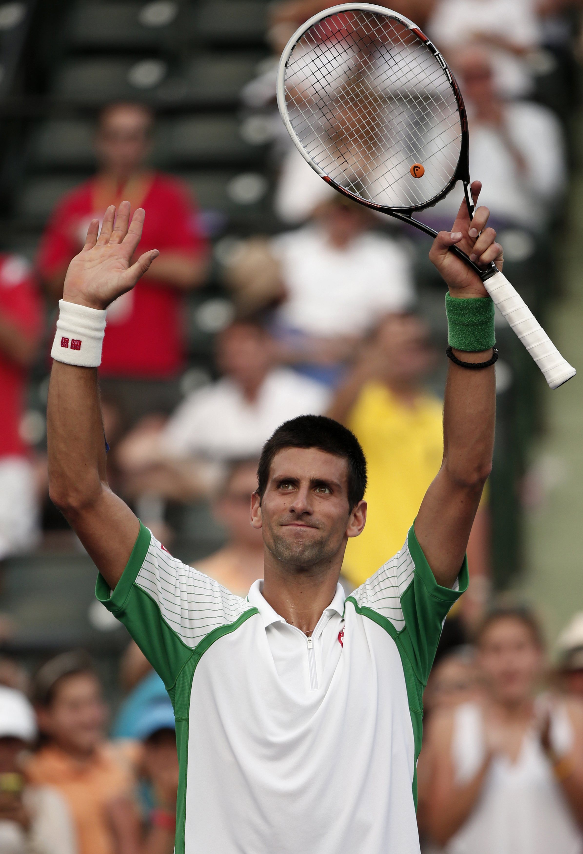 Novak Djokovic comemora vitória fácil por 2 sets a 0 sobre o indiano Somdev Devvarman. | Reuters