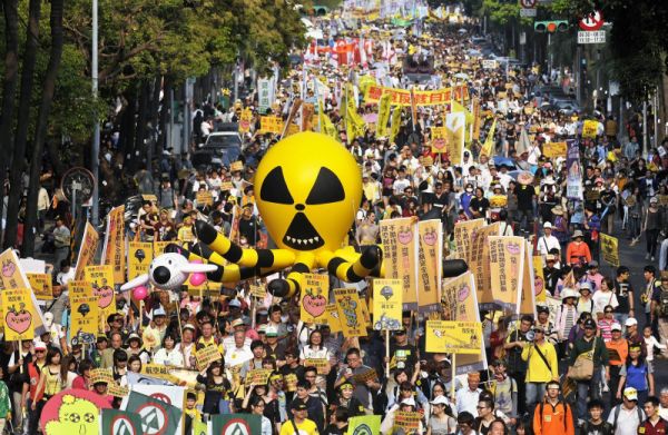Os manifestantes contrários ao uso da energia nuclear em Taiwan também fizeram protestos bem-humorados. No cartaz, a ativista alerta: "pode explodir a qualquer momento" | REUTERS/Pichi Chuang