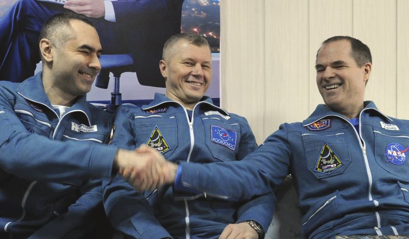 Kevin Ford, da Nasa, e os cosmonautas russos Oleg Novitskiy e Evgeny Tarelkin | REUTERS/Alexander Nemenov/Pool
