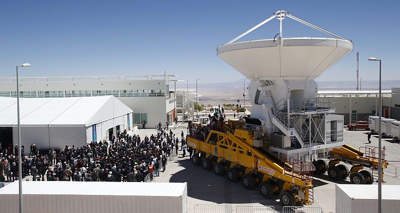 Funcionários do observatório posam para foto durante inauguração do complexo que vai ajudar os cientistas a decifrar os mistérios do cosmos | REUTERS/Ivan Alvarado