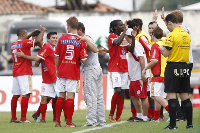 Jogadores do Rio Branco comemoram gol da equipe | 