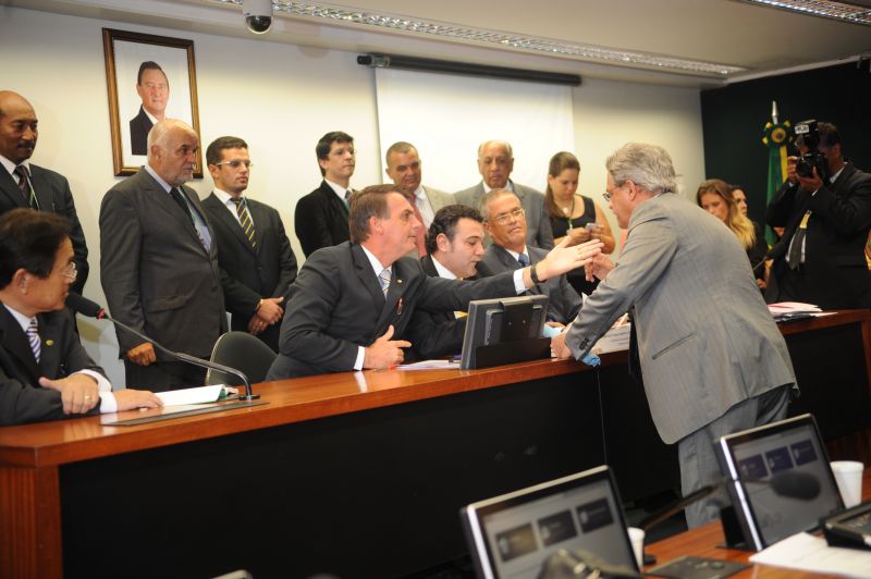 O presidente da Comissão, deputado Pastor Marco Feliciano (sentado no centro)e o ex-secretário de Direitos Humanos deputado Nilmário Miranda (em pé)quase trocaram sopapos durante a sessão. Feliciano fingiu não ouvir Nilmário, que ficou em pé na sua frente e tentava falar com o presidente da Comissão | José Cruz / Agência Brasil