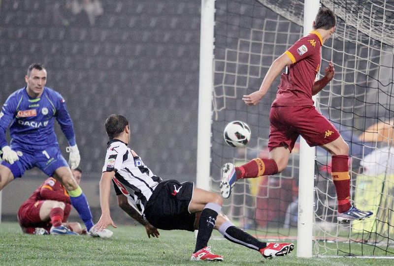 O argentino Lamela abriu o placar para a Roma em Údine, mas time da casa chegaria eo empate no segundo tempo | Lancia / EFE
