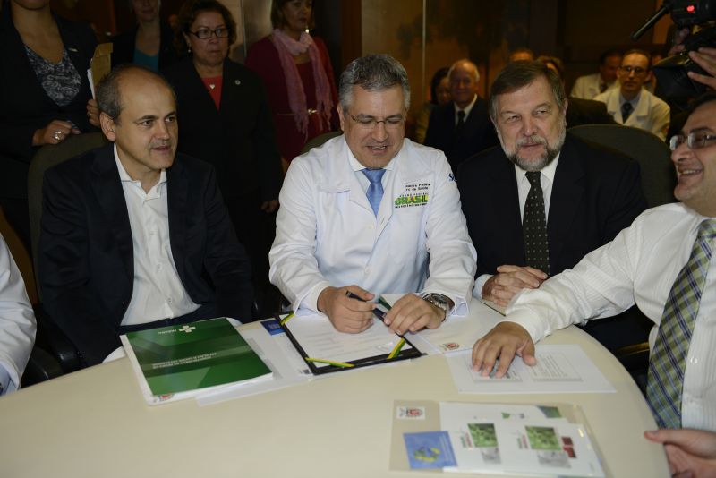 Ministro da Saúde, Alexandre Padilha (centro), diz que investimento deve reduzir tempo de espera em hospitais | Henry Milleo/ Gazeta do Povo