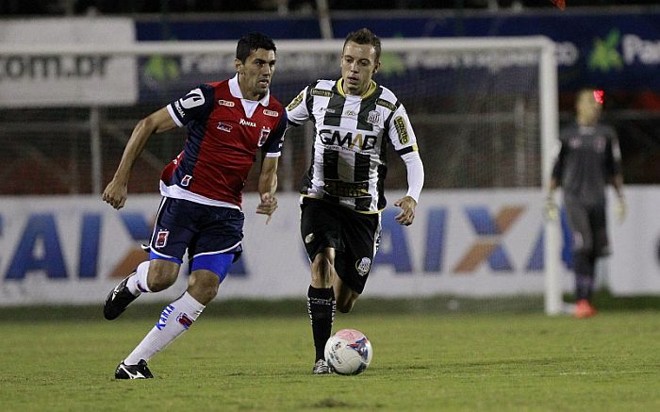 Zagueiro Anderson sai com a bola dominada na partida contra o Operário | 