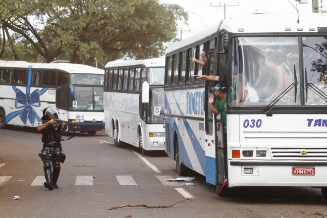 Polícia Militar teve de intervir na confusão entre as torcidas do Londrina e Coritiba |