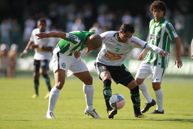 Telles, do Arapongas, tenta proteger a bola durante a partida com o Coritiba |