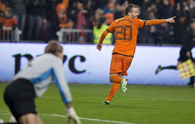 Van der Vaart abriu o placar para a Holanda na vitória sobre a Estônia | Michael Kooren / Reuters