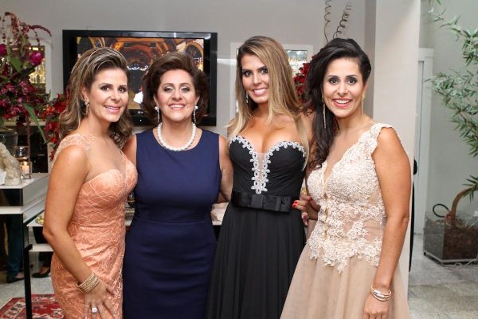 Ana Lúcia Hyczy (de colar) e suas filhas Larissa (à esq.) e Tatiana (à dir.) comandaram na quarta-feira o coquetel de lançamento da coleção Outono Inverno de sua loja Compagnia Internazionale Moda & Casa. Com elas na foto, Marcela Queiroz, que desfilou entre as modelos | Kelly Knevels