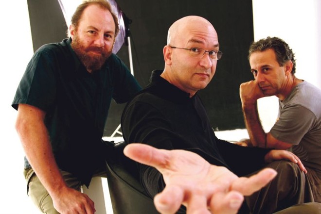 Paralamas do SucessoEm abril, Os Paralamas do Sucesso começam, por São Paulo, uma turnê em comemoração a seus 30 anos de carreira. Com direção de José Fortes e Claudio Torres, o trio apresentará, dia 11 de maio, em Curitiba, um repertório que costura canções de artistas fundamentais na contrução do som da banda, como Led Zeppelin, The Clash, The Police, Jorge Ben, Gilberto Gil e Lulu Santos. Mas não deixa de fora, é claro, os principais sucessos do grupo. |