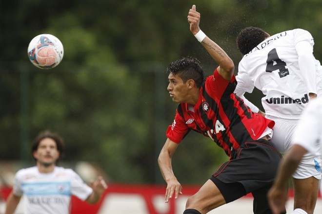 Germano (ao fundo) observa disputa de bola no duelo entre Atlético e Londrina | 