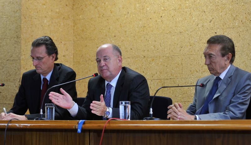 Distribuidoras de energia terão ajuda do governo para compensar custos adicionais com acionamento das térmicas. Na foto, o presidente da Empresa de Pesquisa Energética, Maurício Tolmasquim; o secretário executivo de Minas e Energia, Márcio Zimmermann; e o ministro Edison Lobão explicam medida | Antonio Cruz / Agência Brasil