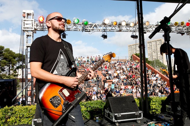 Banda Ruído/mm foi a segunda a se apresentar no palco das Ruínas de São Francisco neste sábado. |