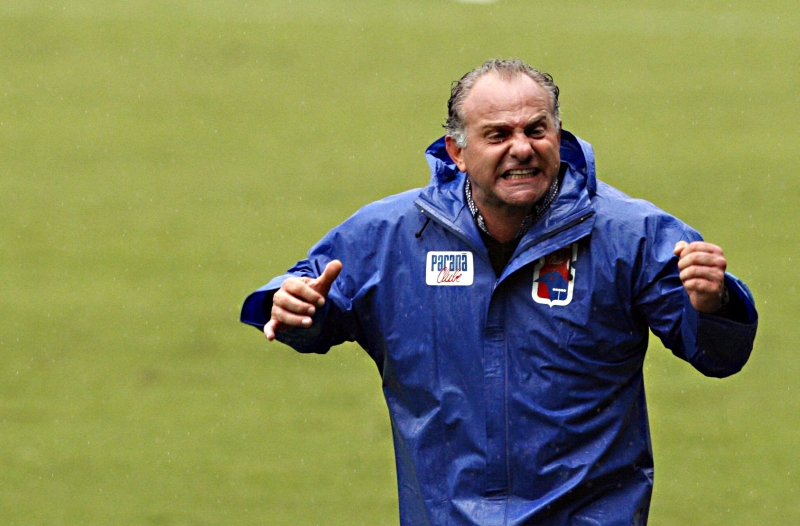Toninho Cecílio montou um Tricolor ofensivo e, como sempre, participou ativamente do jogo | Albari Rosa/ Gazeta do Povo