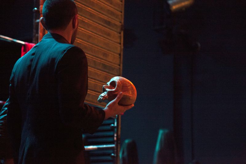 Na adaptação de Hamlet, do grupo Clowns de Shakespeare, não falta a tradicional caveira | Divulgação