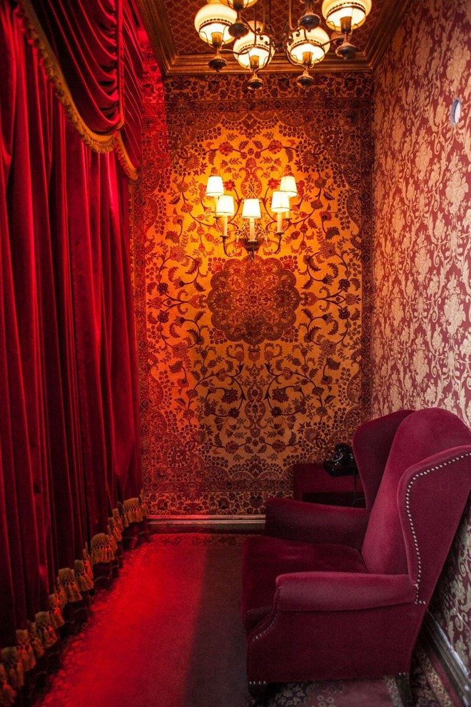 Cabine permite ao visitante ouvir famosas profecias |