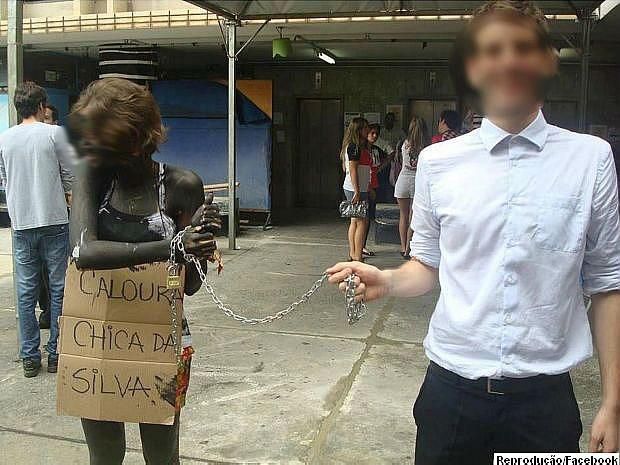 Em uma das imagens, estudante segura jovem com corrente | Reprodução/ Facebook