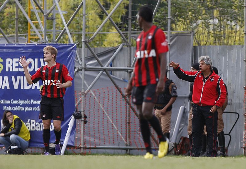 Arthur Bernardes discutiu com Mario Celso Petraglia durante a partida com o Londrina | Jonathan Campos / Gazeta do Povo
