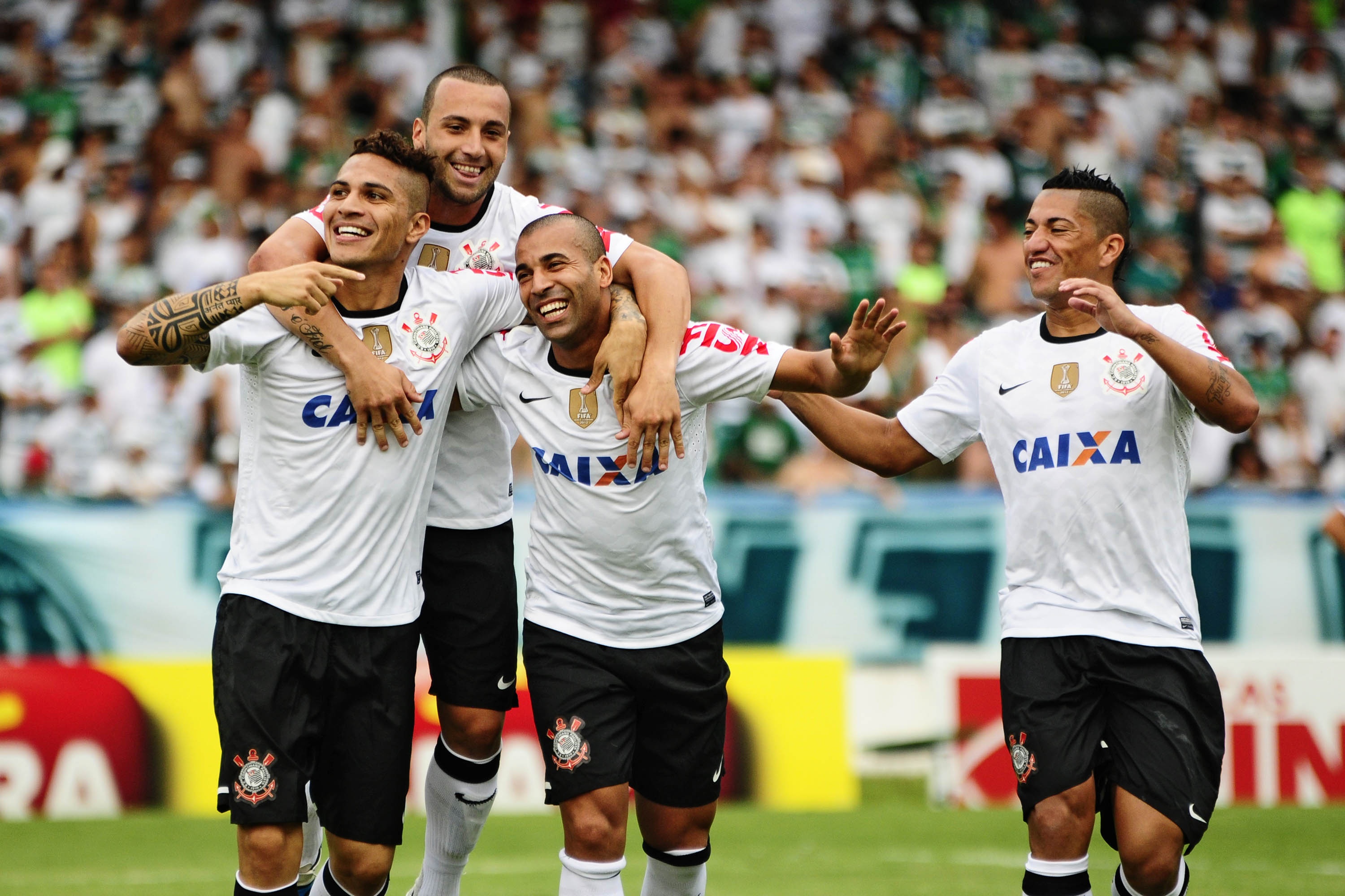 Jogadores do Corinthians comemoram o único gol da partida contra o Guarani. | Folhapress