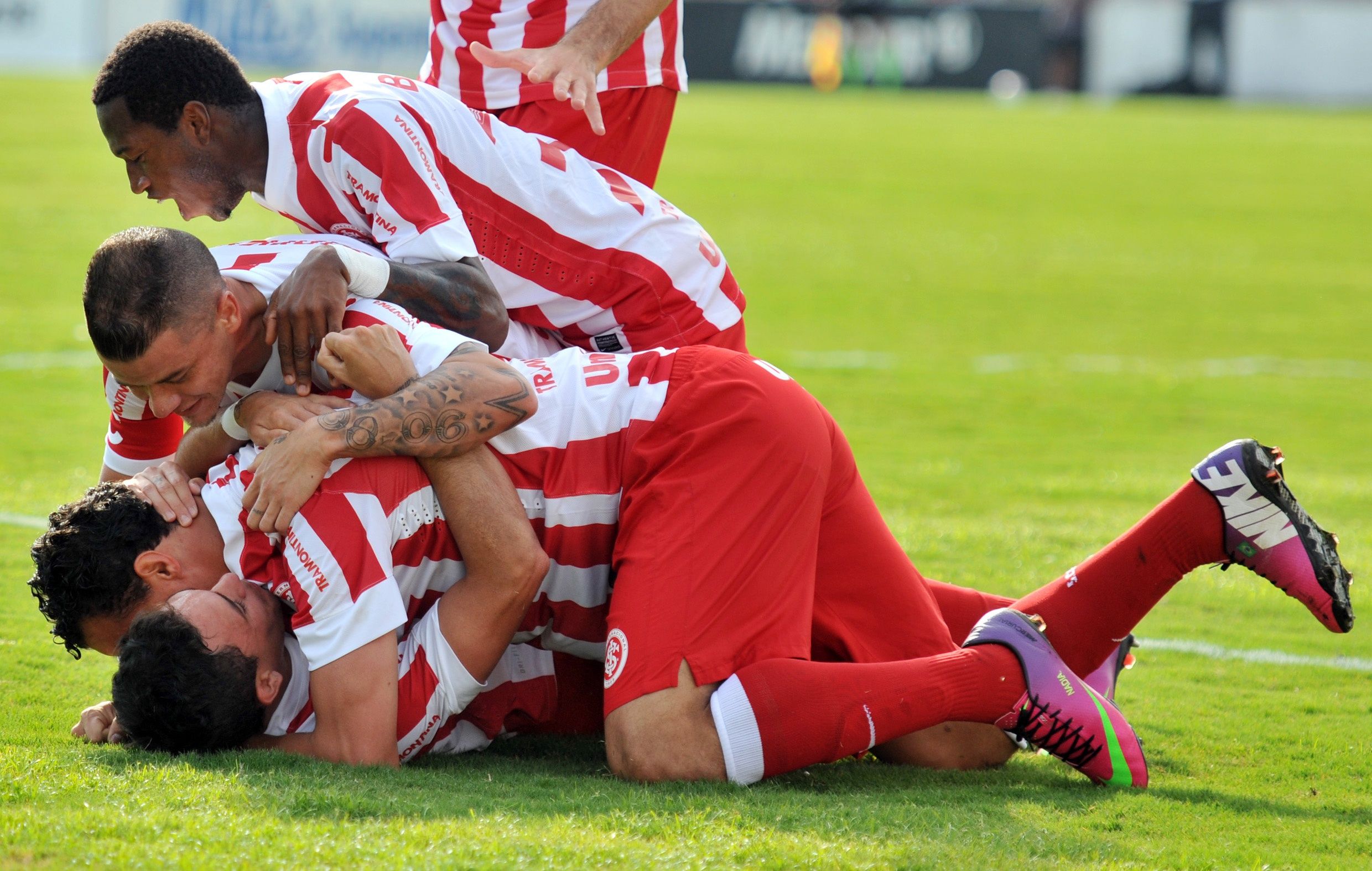 Time do Internacional comemora primeiro gol da vitória (3 a 0) sobre o Santa Cruz. | Folhapress
