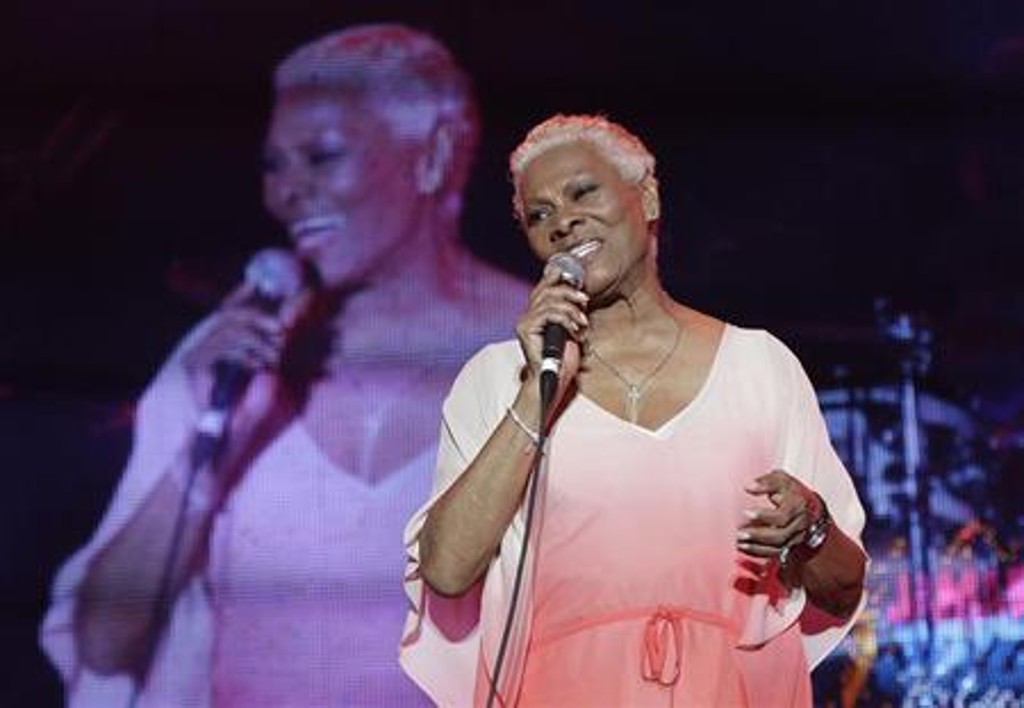 Dionne Warwick em apresentação durante o Jamaica Jazz and Blues Festival, na cidade jamaicana de Trelawny
